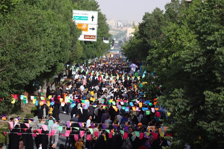 جشن عید غدیر خم با حضوربیش از ۱۲۰ هزار نفر از مردم چهارمحال و بختیاری درخیابان کاشانی شهرکرد
